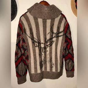 Great fit. It’s a size small but fit closer to a fitted medium. Rare piece.